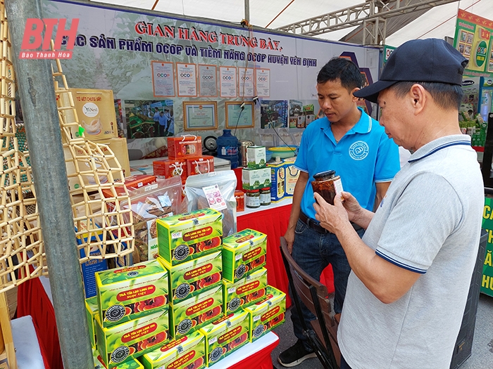 Khách tham quan gian hàng trưng bày sản phẩm OCOP của huyện Yên Định.