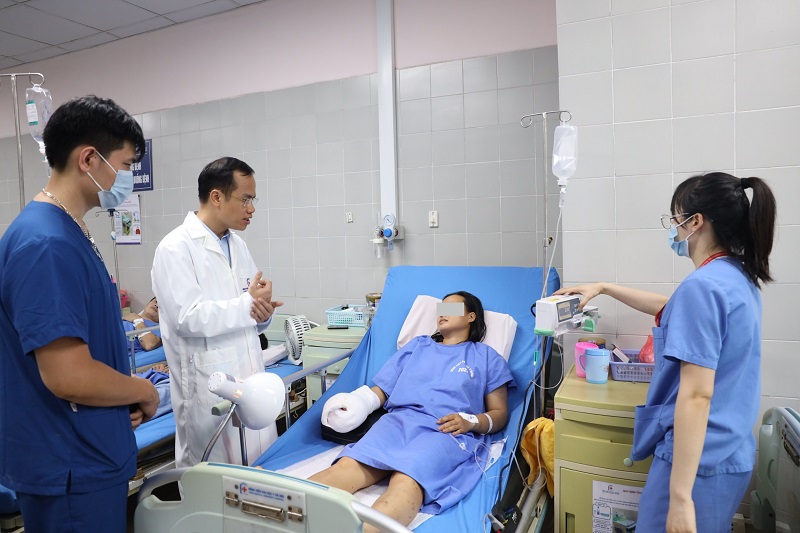 BS Hoàng Văn Hồng - Phụ trách Khoa phẫu thuật tạo hình thẩm mỹ, Bệnh viện Đại học Y Hà Nội đang thăm khám và tư vấn cho người bệnh