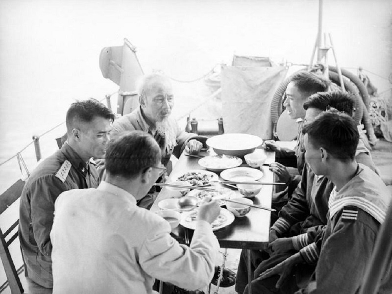 Chủ tịch Hồ Chí Minh đến thăm và cùng ăn cơm trên tàu với cán bộ, chiến sỹ bộ đội hải quân bảo vệ bờ biển Quảng Ninh (1965). (Nguồn: TTXVN)