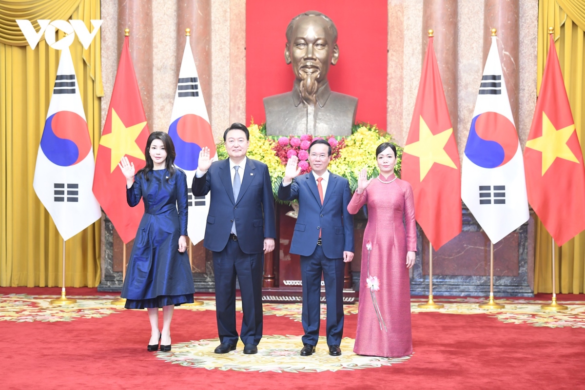 Chủ tịch nước Võ Văn Thưởng và Phu nhân tại lễ đón Tổng thống Hàn Quốc và Phu nhân