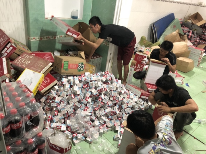 TP. HCM: Bắt vụ cạo sửa thời hạn sử dụng nhiều loại thực phẩm các thương hiệu lớn