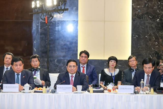 Thủ tướng đánh giá cao và cảm ơn những chia sẻ thẳng thắn, chân thành của các doanh nghiệp Hàn Quốc về tình hình kinh doanh tại Việt Nam và cam kết đầu tư ở Việt Nam trong những lĩnh vực mới - Ảnh: VGP/Nhật Bắc