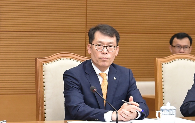 Ông Kim Sung-tae, Chủ tịch kiêm Tổng giám đốc điều hành Ngân hàng Công nghiệp Hàn Quốc (IBK) mong muốn sẽ thành lập một ngân hàng chuyên biệt cung cấp các dịch vụ tài chính cho khu vực doanh nghiệp vừa và nhỏ, thông qua đó góp phần nâng tầm hệ sinh thái doanh nghiệp vừa và nhỏ của Việt Nam. Ảnh VGP/Trần Mạnh