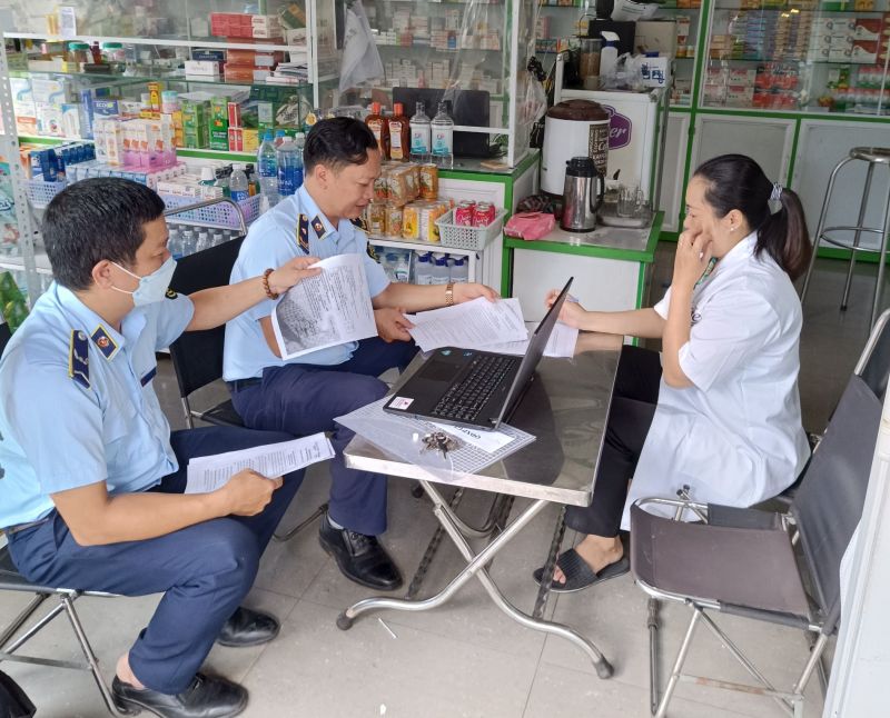 Lực lượng Quản lý thị trường tỉnh Gia Lai kiểm tra cơ sở kinh doanh dược trên địa bàn
