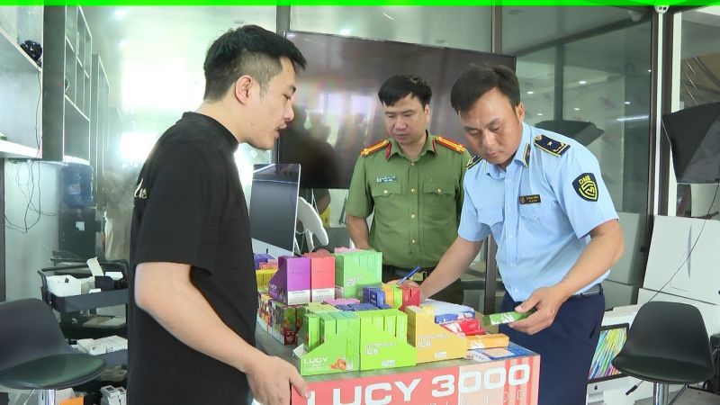 Lực lượng liên ngành tỉnh Vĩnh Phúc kiểm tra cơ sở kinh doanh do ông Dương Văn Hoàng làm chủ