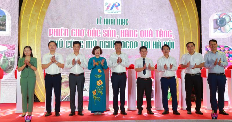 Các đại biểu khai mạc Phiên chợ đặc sản, hàng quà tặng, thủ công mỹ nghệ, OCOP Hà Nội.