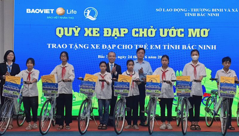 Giám đốc Sở Lao động - Thương binh và Xã hội tỉnh Bắc Ninh Nguyễn Nhân Chinh và Ban Giám đốc Công ty Bảo Việt Nhân thọ Bắc Ninh trao xe đạp cho các em học sinh hiếu học có hoàn cảnh khó khăn