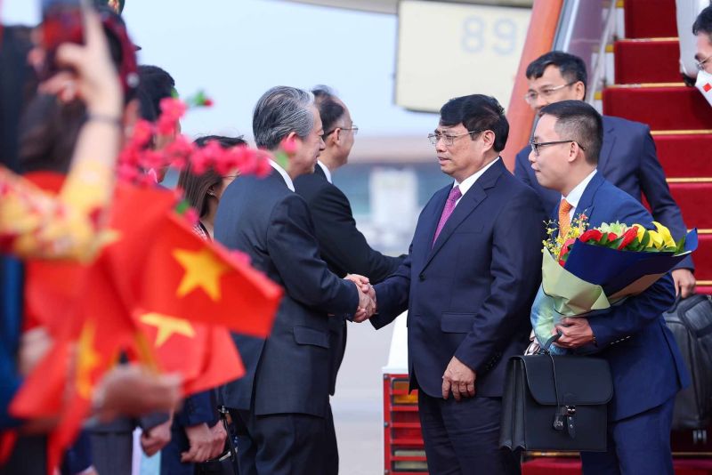 Lãnh đạo Bộ Ngoại giao Trung Quốc đón Thủ tướng Phạm Minh Chính tại sân bay Bắc Kinh