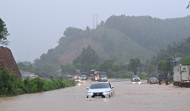 Chiều 24/6, mưa lớn dồn dập trút xuống khiến quốc lộ 6 qua Tân Lạc, Hòa Bình ngập trắng