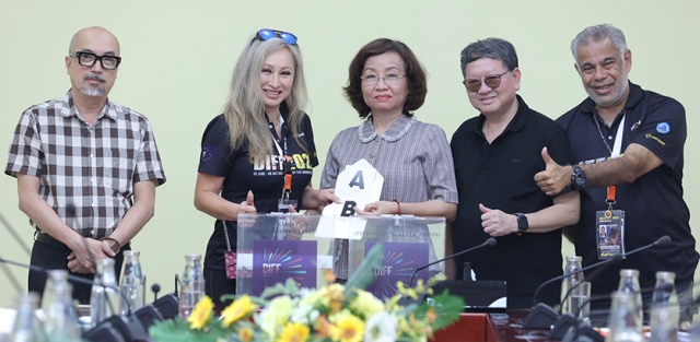 Phó Chủ tịch UBND TP. Đà Nẵng Ngô Thị Kim Yến (giữa) đại diện Ban giám khảo bốc thăm thứ tự hai đội sẽ trình diễn tại đêm chung kết.