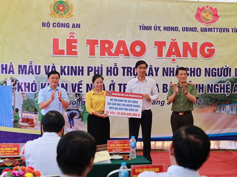 Ông Lê Xuân Trung, Thành viên HĐTV Agribank trao ủng hộ 10 tỷ đồng để xây dựng 200 ngôi nhà Đại đoàn kết tại tỉnh Nghệ An
