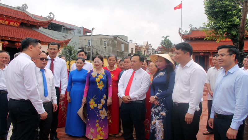 Đoàn công tác thăm tổ dân phố Thanh Lương, phường Dĩnh Kế (TP Bắc Giang) và trò chuyện với người dân
