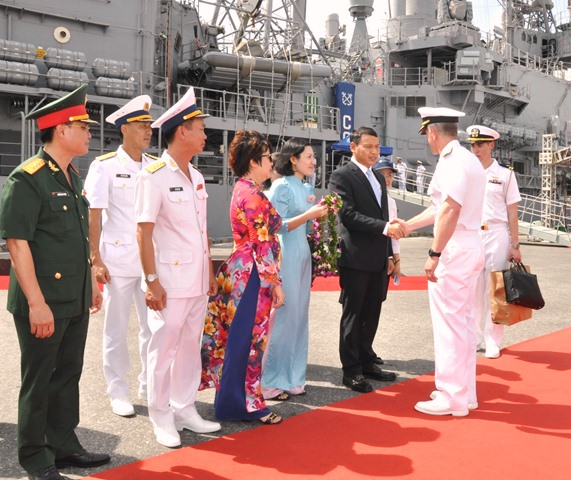 Phó Chủ tịch Thường trực UBND thành phố Hồ Kỳ Minh (thứ 3, phải sang) chủ trì lễ đón đoàn tàu Hải quân Hoa Kỳ.