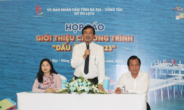 Ông Trịnh Hàng, Giám đốc Sở Du lịch tỉnh Bà Rịa - Vũng Tàu trả lời các nội dung tại buổi họp báo