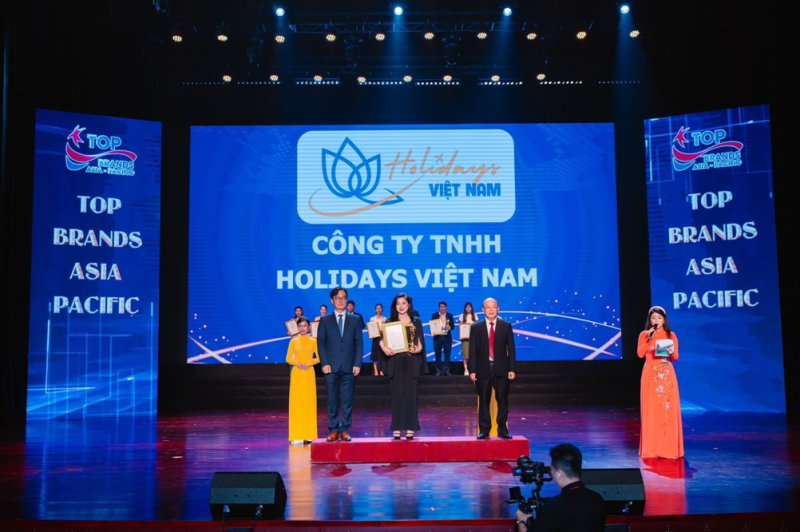 Đại diện Holidays Vietnam nhận giải thưởng