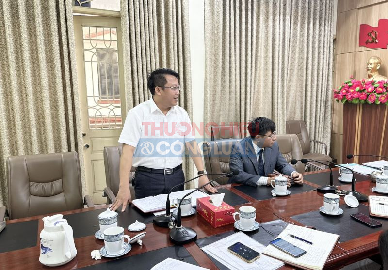Ông Nguyễn Chí Linh, Trưởng phòng Giáo dục và Đào tạo quận Dương Kinh tại buổi tiếp công dân