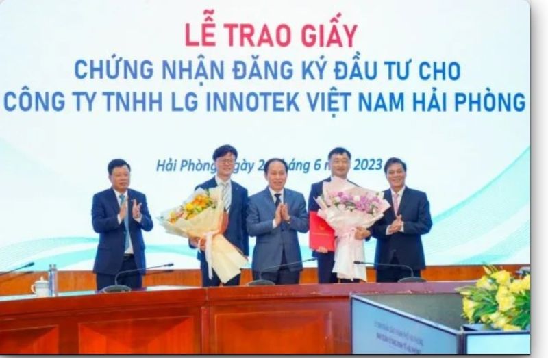 Lãnh đạo thành phố Hải Phòng trao GCNĐKĐT và tặng hoa chúc mừng LG Innotek