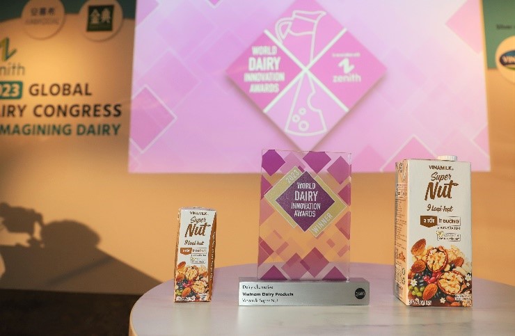 Tại Hội nghị sữa toàn cầu 2023 mới đây, Sữa 9 loại hạt Vinamilk Super Nut là sản phẩm được vinh danh “quán quân” tại giải thưởng The World Dairy Innovation Awards 2023 (Giải thưởng Ngành sữa toàn cầu về đổi mới năm 2023)