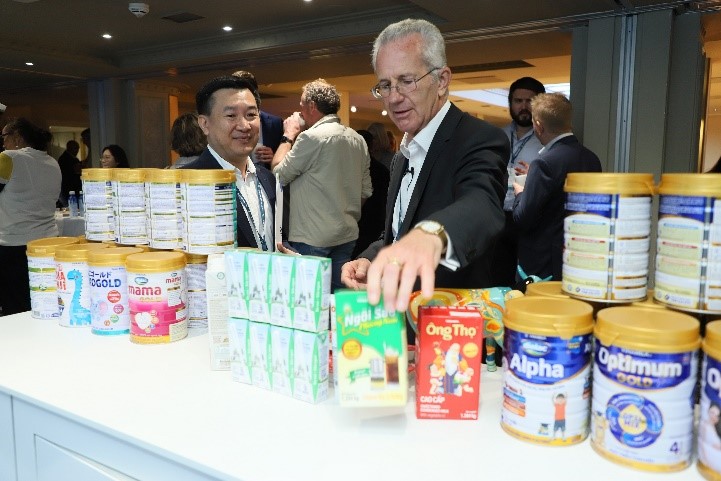 Các sản phẩm sữa đặc đạt “3 sao” của Vinamilk vừa qua cũng đã được giới thiệu và nhận được sự quan tâm tại Hội nghị sữa toàn cầu 2023 diễn ra tại Anh Quốc