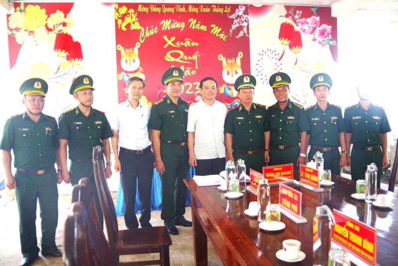 Phó Thủ tướng Trần Lưu Quang (thứ 5 từ phải qua) thăm cán bộ, chiến sĩ Trạm kiểm soát biên phòng, Đồn Biên phòng Vĩnh Ngươn, BĐBP An Giang. Ảnh: Trọng Hà