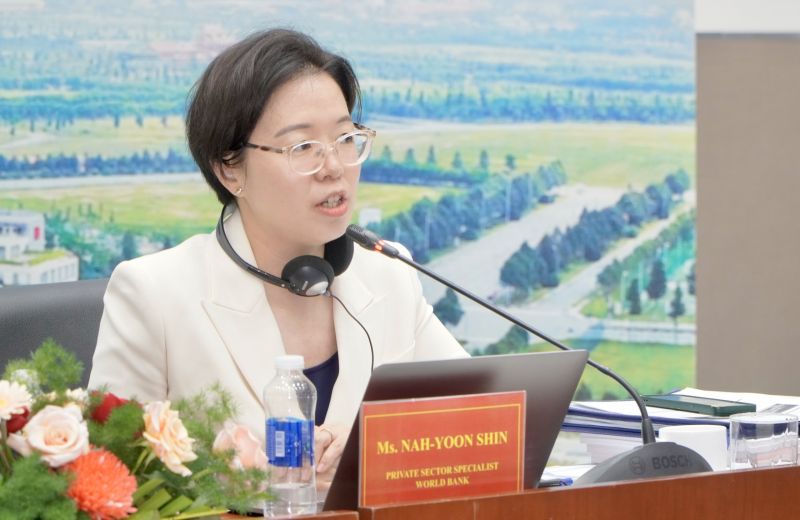 Bà Nah Yoon Shin – Chuyên gia trong lĩnh vực tư nhân của Ngân hàng Thế giới thông tin về nghiên cứu KCN sinh thái của WB tại Bình Dương phát biểu tại hội thảo