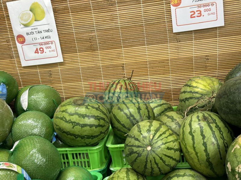 Dứa hấu có dấu hiệu hư hỏng tại Mega Maket Hồng Bàng Hải Phòng ngày 22/6/2023