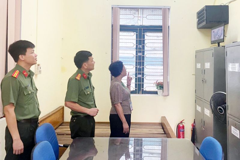 Cán bộ Công an tỉnh kiểm tra, hướng dẫn công tác bảo vệ bí mật nhà nước, an ninh mạng tại điểm thi ở huyện Sơn Động