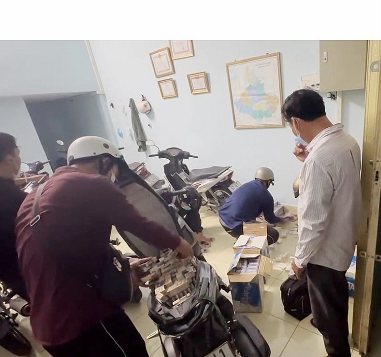 An Giang: Phát hiện thuốc lá lậu ngụy trang trong thùng nước suối