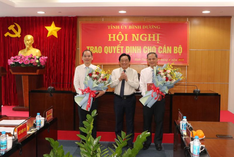 Phó Bí thư Thường trực Tỉnh ủy Nguyễn Hoàng Thao trao Quyết định cho ông Vương Thế Hùng (bìa trái) và ông Trần Hùng Việt (bìa phải)