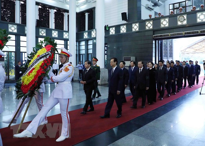 Đoàn Chính phủ do Bí thư Trung ương Đảng, Phó Thủ tướng Lê Minh Khái dẫn đầu, viếng nguyên Phó Thủ tướng Vũ Khoan. Ảnh: TTXVN