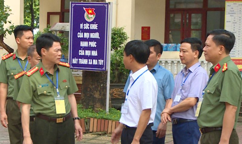 Đại tá Nguyễn Hữu Mạnh, Phó Giám đốc Công an tỉnh, Phó Trưởng Ban Chỉ đạo cấp tỉnh kỳ thi tốt nghiệp THPT kiểm tra công tác bảo vệ thi tại huyện Thọ Xuân và Triệu Sơn