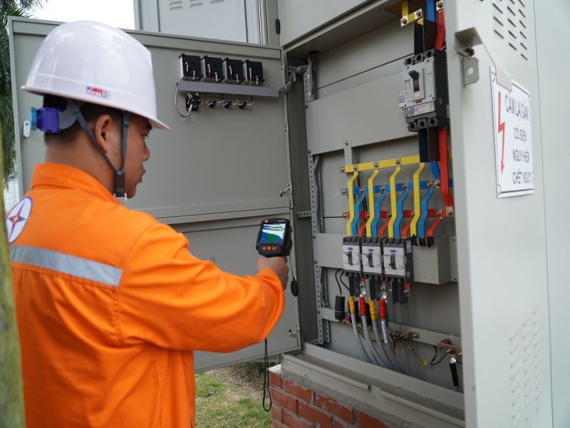 Công nhân Điện lực TP Hạ Long kiểm tra thiết bị đảm bảo cấp điện cho kỳ thi tốt nghiệp THPT