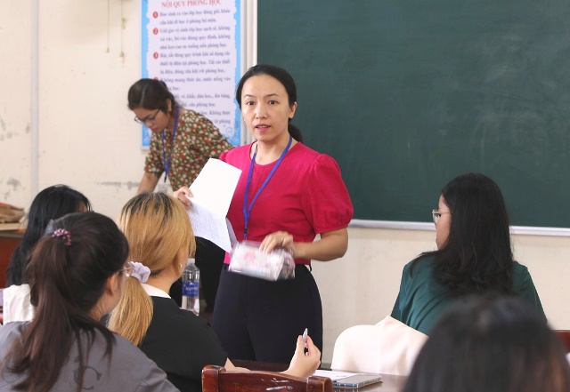 Giám thị phổ biến quy chế thi cho các thí sinh tại điểm thi trường THPT Trần Phú