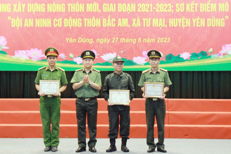Đại tá Nguyễn Thanh Bình - Phó Cục trưởng Cục Xây dựng phong trào bảo vệ an ninh Tổ quốc (Bộ Công an) - trao Giấy khen cho các tập thể, cá nhân