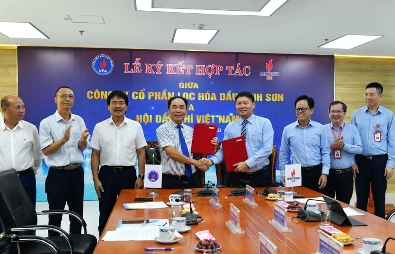 Tổng Giám đốc BSR Bùi Ngọc Dương và Chủ tịch Hội Dầu khí Việt Nam Nguyễn Quốc Thập ký kết thảo thuận hợp tác.