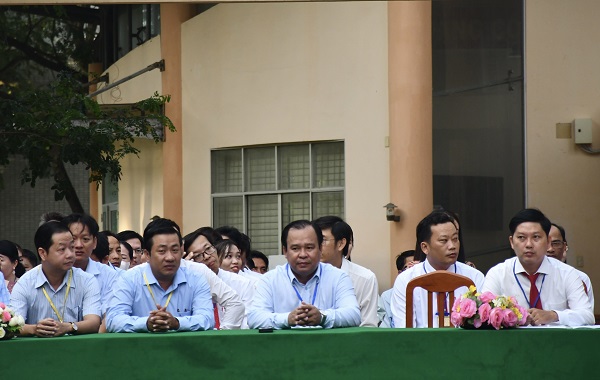 Ông Nguyễn Minh Luân, Phó Chủ tịch UBND tỉnh (thứ 3 từ trái qua) tham dự lễ khai mạc kỳ thi tốt nghiệp THPT năm 2023 tại điểm thi Trường THPT chuyên Phan Ngọc Hiển.