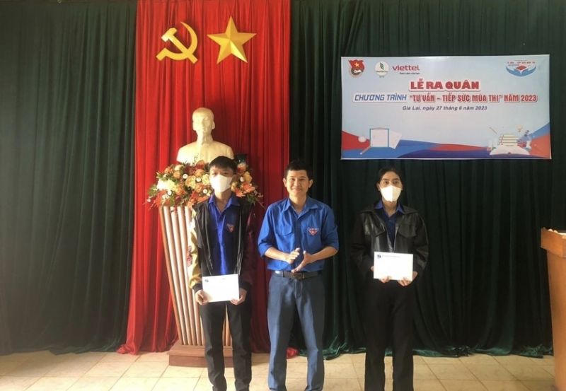 Huyện Đoàn Đak Đoa tặng quà cho học sinh lớp 12 có hoàn cảnh khó khăn trước thềm Kỳ thi tốt nghiệp THPT năm 2023. Ảnh: Phan Lài