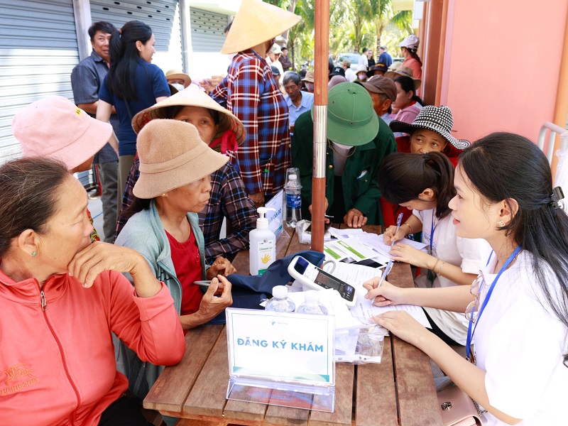 Người dân địa phương đăng ký khám bệnh tại điểm khám