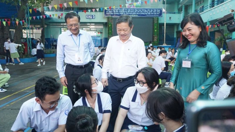 Phó chủ tịch UBND TP. Hồ Chí Minh kiểm tra công tác tổ chức thi tốt nghiệp THPT