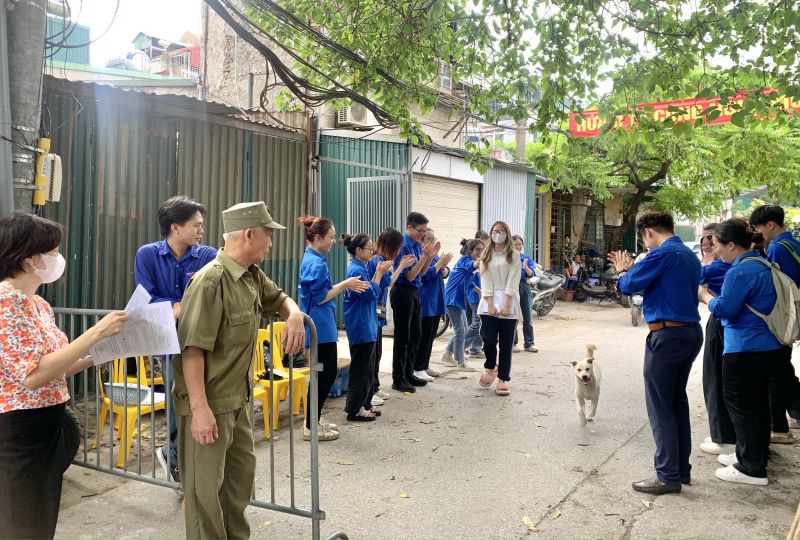 Bên ngoài cổng điểm thi tại trường THPT Khương Đình, các lực lượng tình nguyện viên sẵn sàng hỗ trợ người nhà và thí sinh