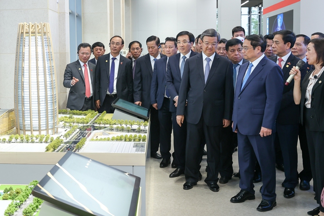 Bí thư Tỉnh ủy Hà Bắc Nghê Nhạc Phong giới thiệu và trao đổi với Thủ tướng về kinh nghiệm quy hoạch, xây dựng Khu mới Hùng An - Ảnh: VGP/Nhật Bắc