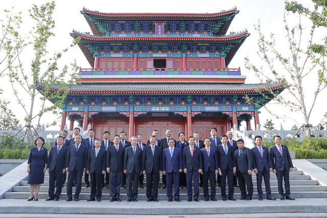 Thủ tướng và các đại biểu chụp ảnh lưu niệm khi đi thăm Khu mới Hùng An - Ảnh: VGP/Nhật Bắc