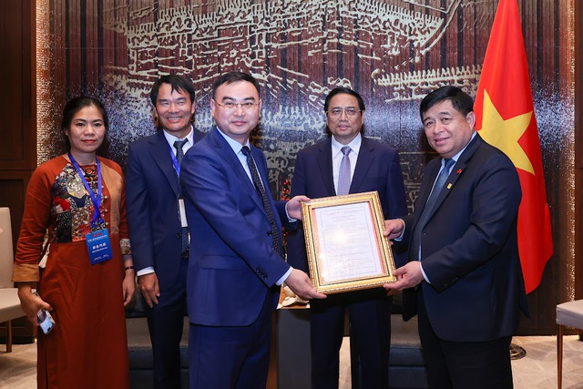Thủ tướng chứng kiến trao Giấy chứng nhận đăng ký đầu tư cho Tập đoàn Khoa học kỹ thuật năng lượng mới Runergy đầu tư tại tỉnh Nghệ An - Ảnh: VGP/Nhật Bắc
