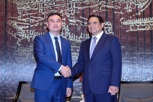 Thủ tướng tiếp Chủ tịch Tập đoàn khoa học kỹ thuật năng lượng mới Runergy Tao Long Zhong - Ảnh: VGP/Nhật Bắc