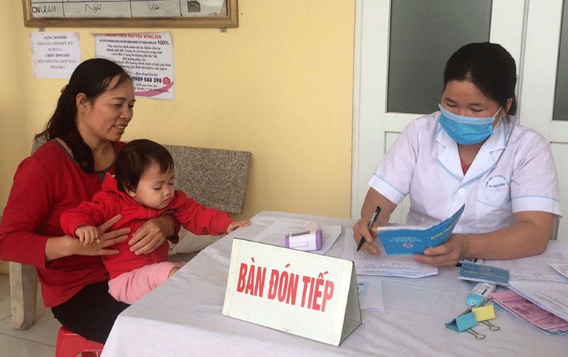 Khám bệnh bằng thẻ BHYT cho trẻ em tại Trạm Y tế thị trấn Bích Động (Việt Yên).