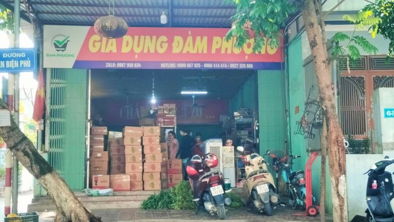 Tại cửa h&agrave;ng gia dụng Đ&agrave;m Phương lu&ocirc;n c&oacute; nhiều nh&acirc;n vi&ecirc;n bốc, xếp v&agrave; đ&oacute;ng c&aacute;c mặt h&agrave;ng th&agrave;nh th&ugrave;ng để chuyển cho kh&aacute;ch