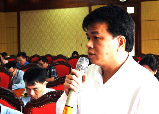 Đại diện lãnh đạo Đảng uỷ xã Hoàng Đồng phát biểu tham luận tại hội nghị về công tác xây dựng nông thôn