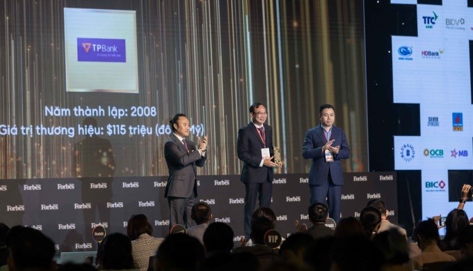 Ông Khúc Văn Họa - Phó tổng giám đốc TPBank nhận chứng nhận vinh danh từ Forbes Việt Nam