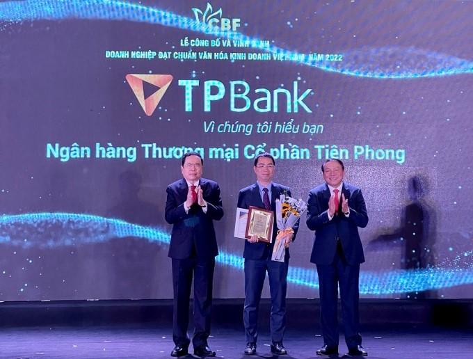 Đại diện TPBank nhận hoa và chứng nhận doanh nghiệp đạt chuẩn văn hóa kinh doanh