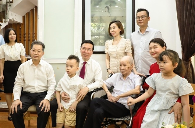 Chủ tịch nước Võ Văn Thưởng (thứ 3, hàng đầu, bên trái sang) và Bí thư Thành ủy Nguyễn Văn Quảng (ngoài cùng, hàng đầu, bên trái) chụp ảnh cùng gia đình Nhà giáo Nhân dân Nguyễn Trọng Hoàng.